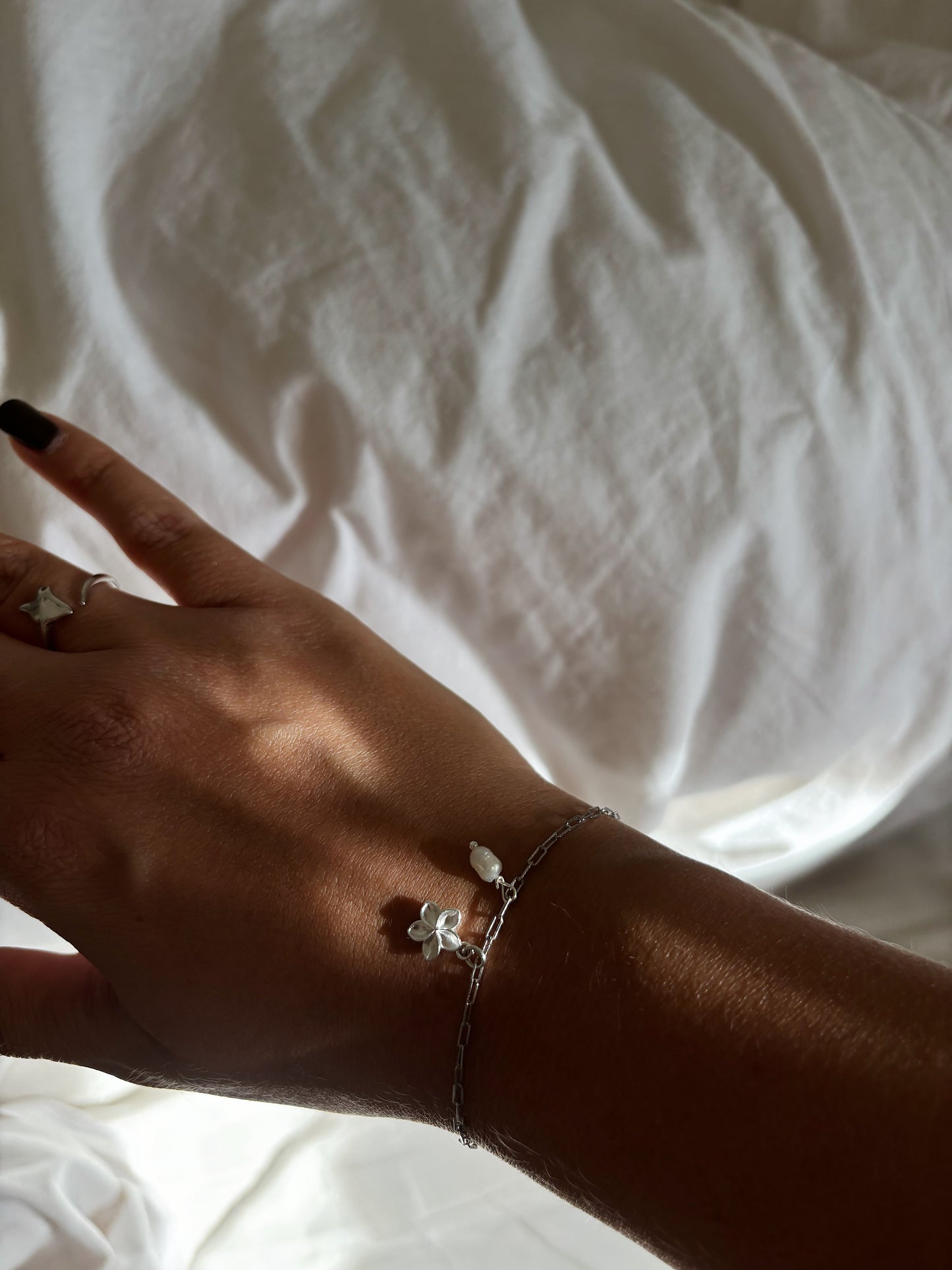 צמיד אטבים פלומריה ופנינה