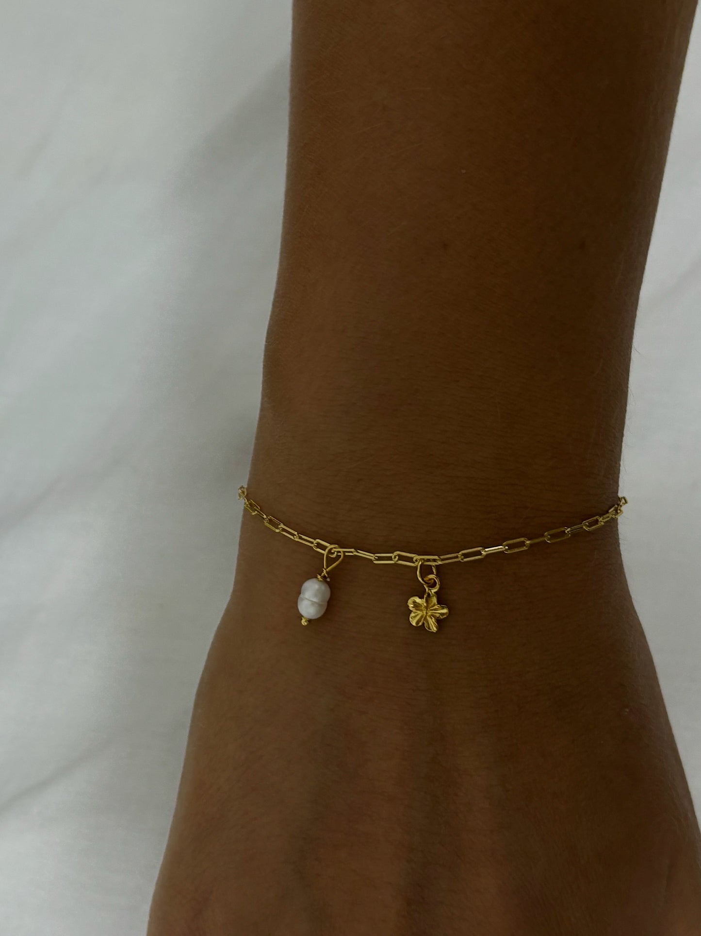 צמיד אטבים פלומריה ופנינה