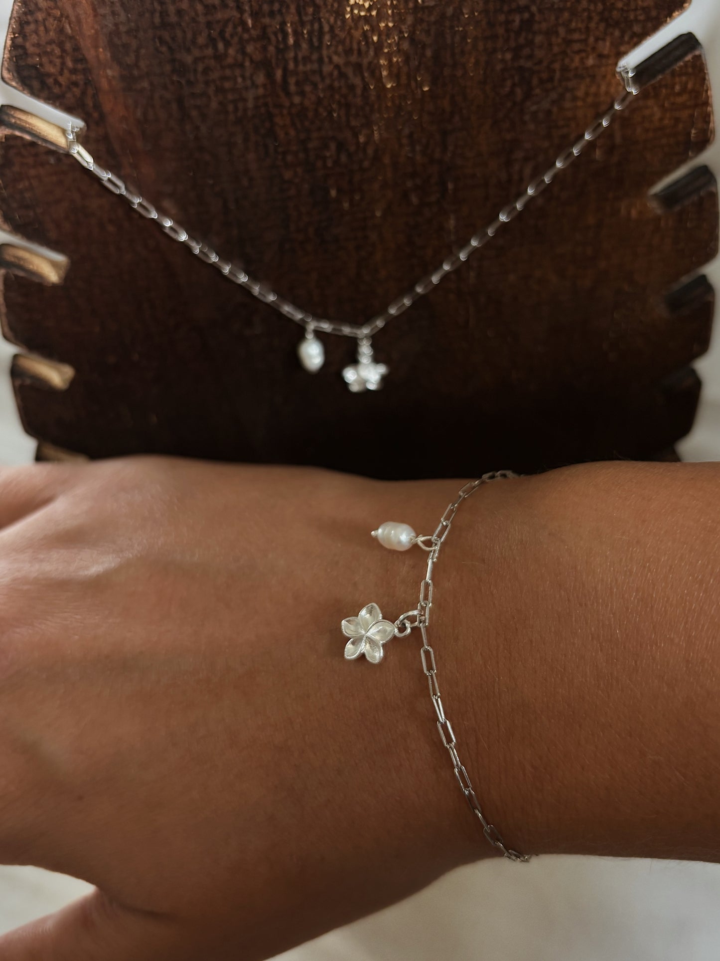 צמיד אטבים פלומריה ופנינה