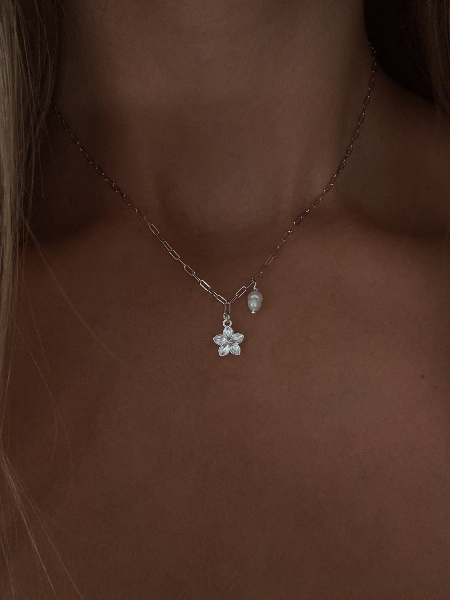 שרשרת אטבים פלומריה ופנינה